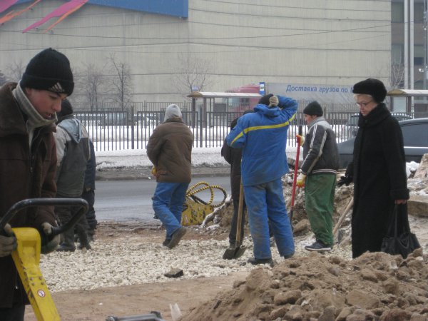 Лужков, уходя, сказал Собянину, что под одним из московских тротуаров зарыт клад (с) Лужков, уходя, сказал Собянину, что под одним из московских тротуаров зарыт клад (с)